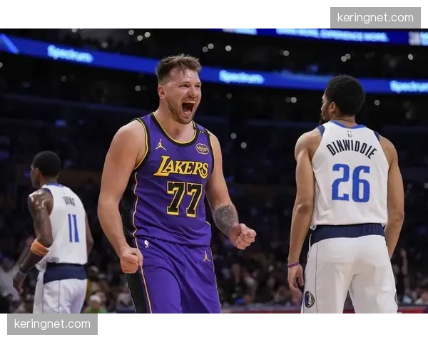 东契奇012脚步走步违例吹罚，湖人教练组未挑战引争议